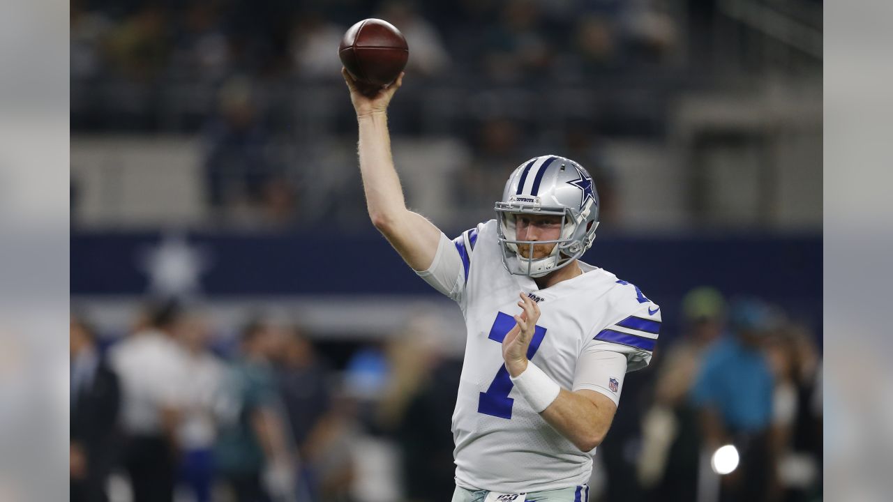 The Minnesota Vikings walk up to the line of scrimmage during an NFL  football game against the Dallas Cowboys in Arlington, Texas, Sunday, Nov.  10, 2019. (AP Photo/Michael Ainsworth Stock Photo - Alamy