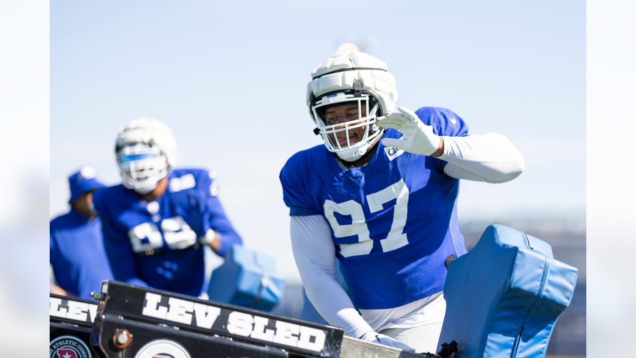 Bruce Smith stops by Bills practice, works with edge rushers