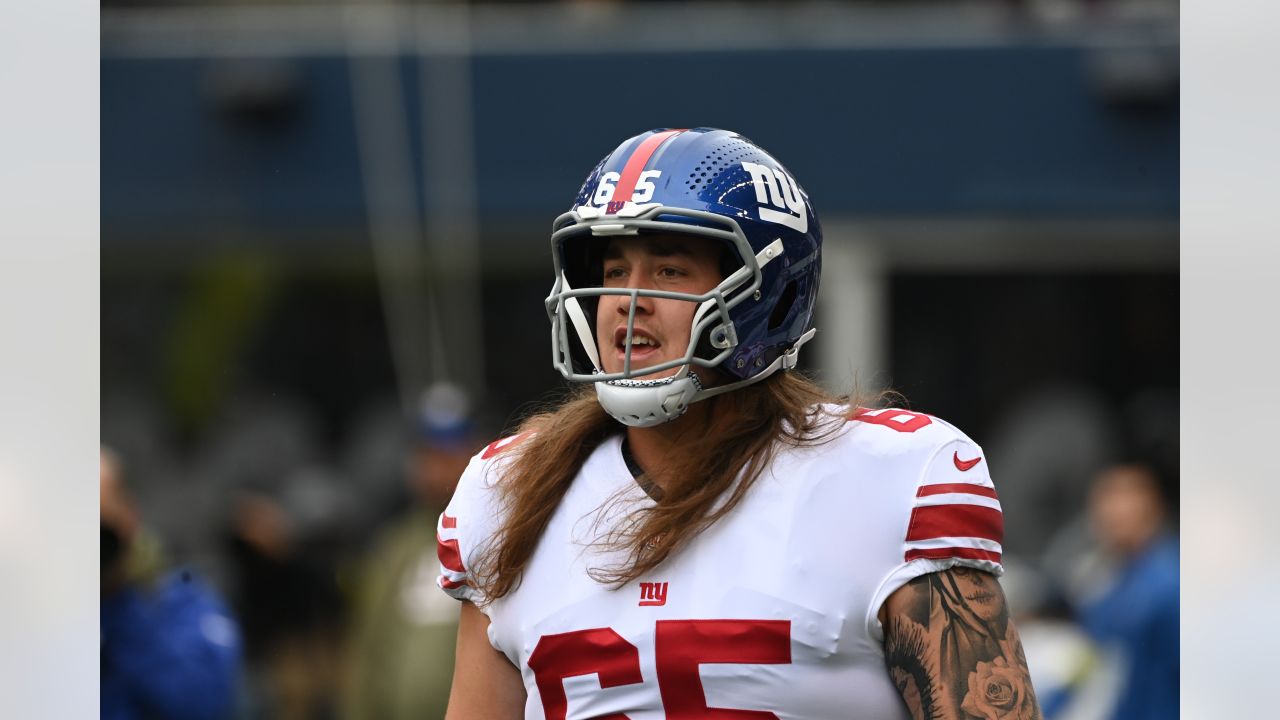 New York Giants offensive guard Nick Gates (65) looks to block