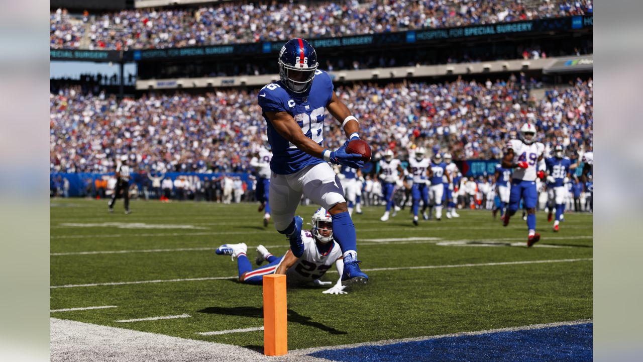 Saquon Barkley lends a hand to lovestruck Giants fan