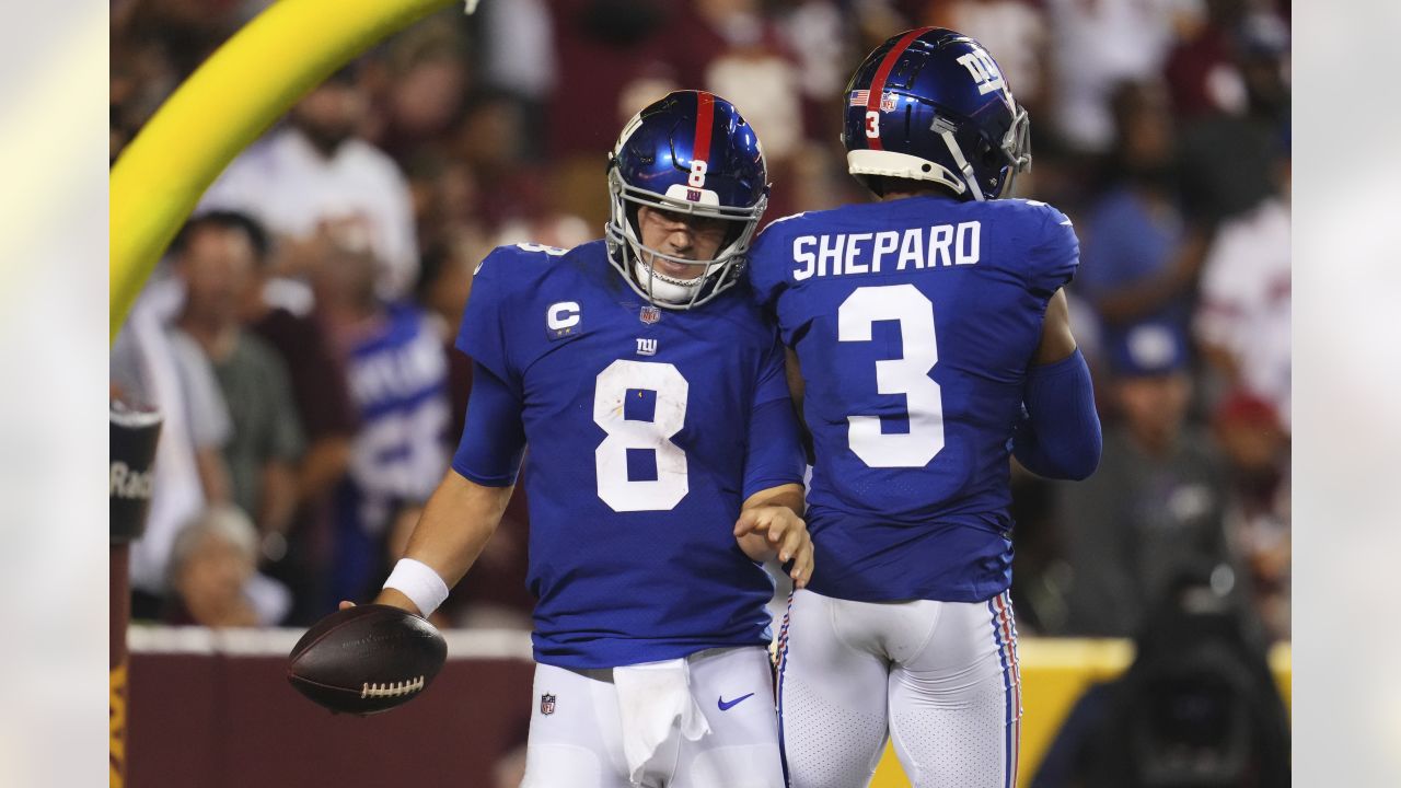 New York Giants quarterback Daniel Jones (8) looks to pass against the Dallas  Cowboys during an NFL football game Monday, Sept. 26, 2022, in East  Rutherford, N.J. (AP Photo/Adam Hunger Stock Photo - Alamy