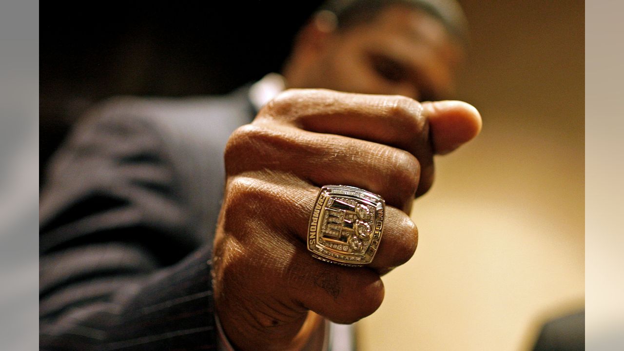 Michael Strahan gets ring, joined by Giants greats including