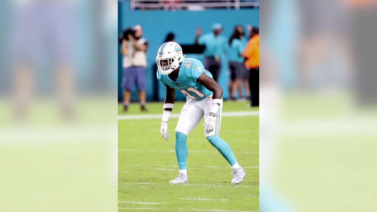 Chicago Bears quarterback Justin Fields talks the snap from center during  an NFL football game against the Miami Dolphins Sunday, Nov. 6, 2022, in  Chicago. (AP Photo/Charles Rex Arbogast Stock Photo - Alamy