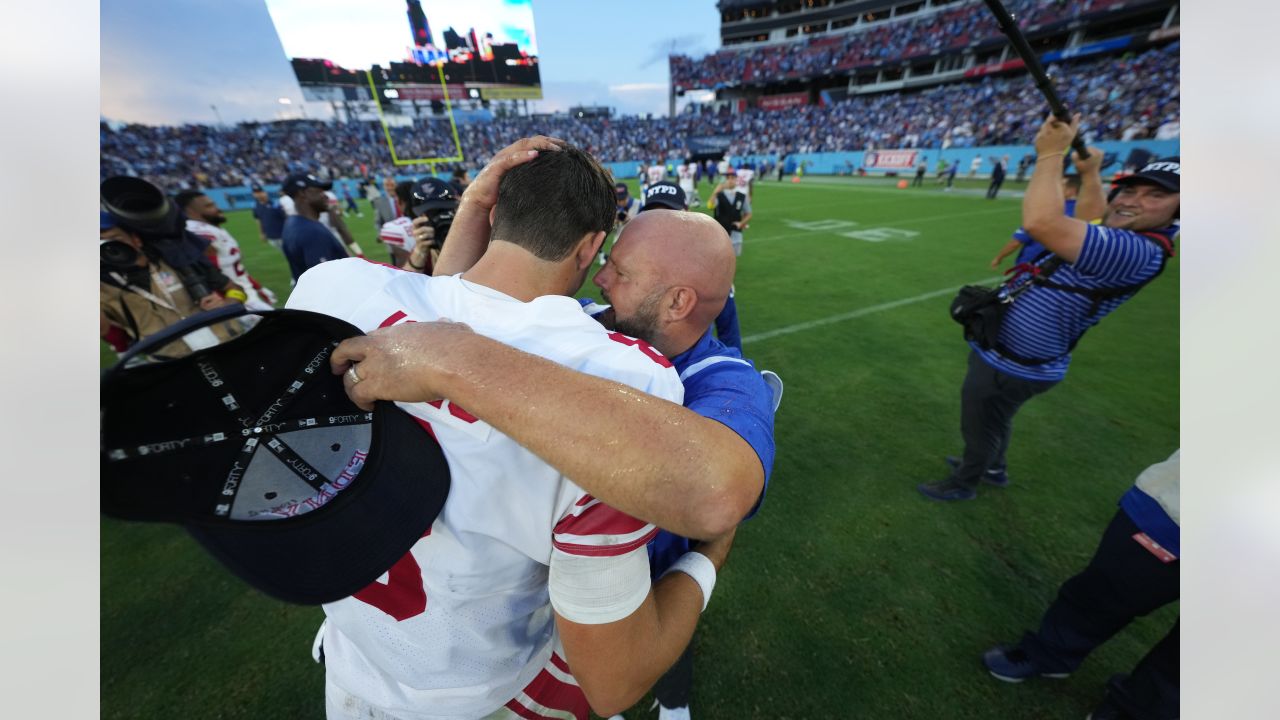 New York Giants quarterback Daniel Jones improvises and finds streaking  running back Matt Breida for 22-yard gain