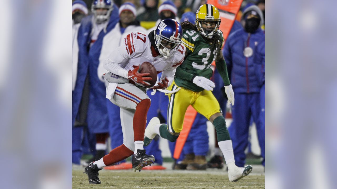 Green Bay Packers' Davante Adams catches a pass in front of Baltimore Ravens'  Brandon Carrduring the first half of an NFL football game Sunday, Nov. 19,  2017, in Green Bay, Wis. (AP