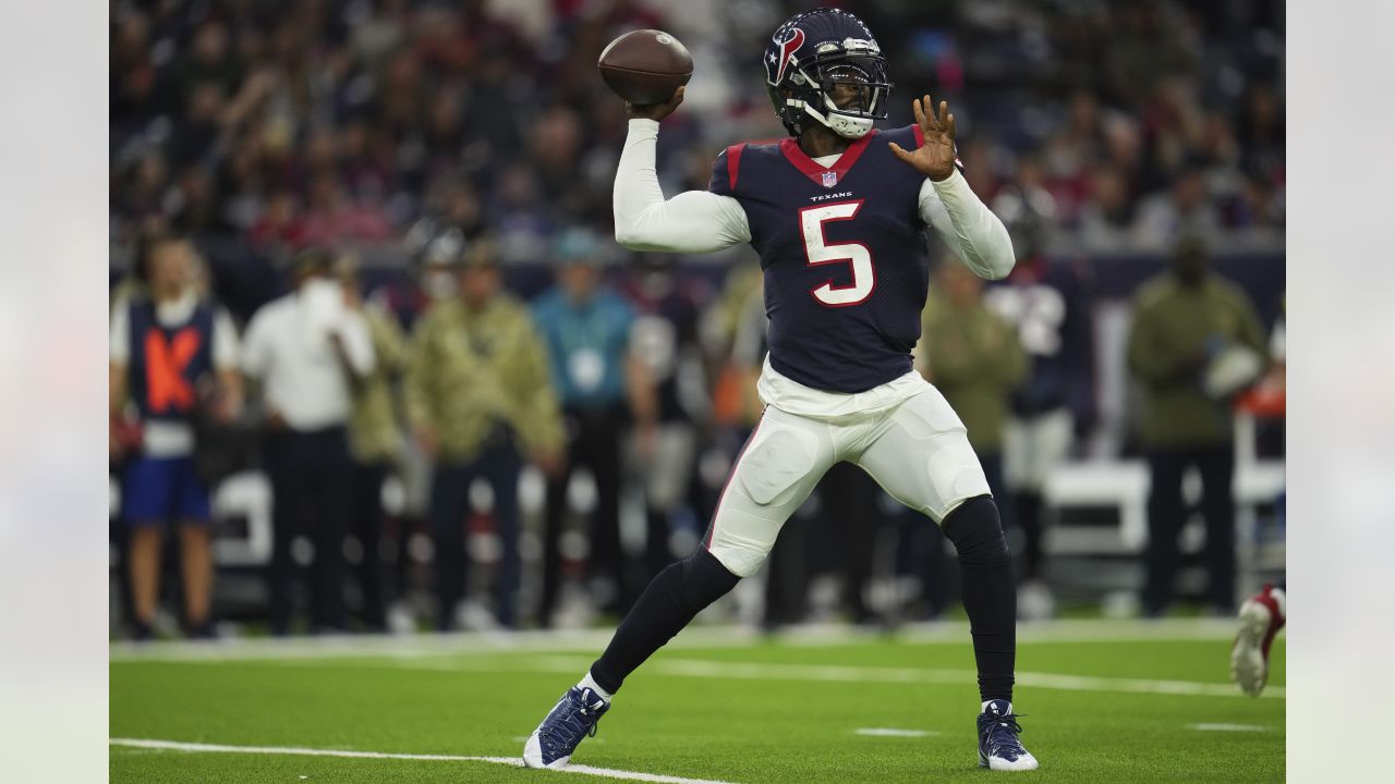 Houston Texans quarterback Tyrod Taylor (5) throw a pass against