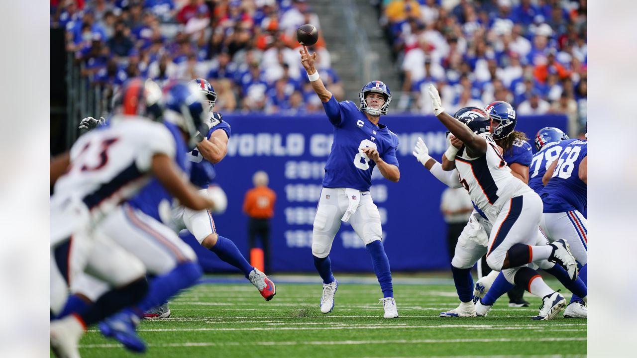 NFL Week 2: Daniel Jones's Superman routine saves the season in New York -  The Boston Globe