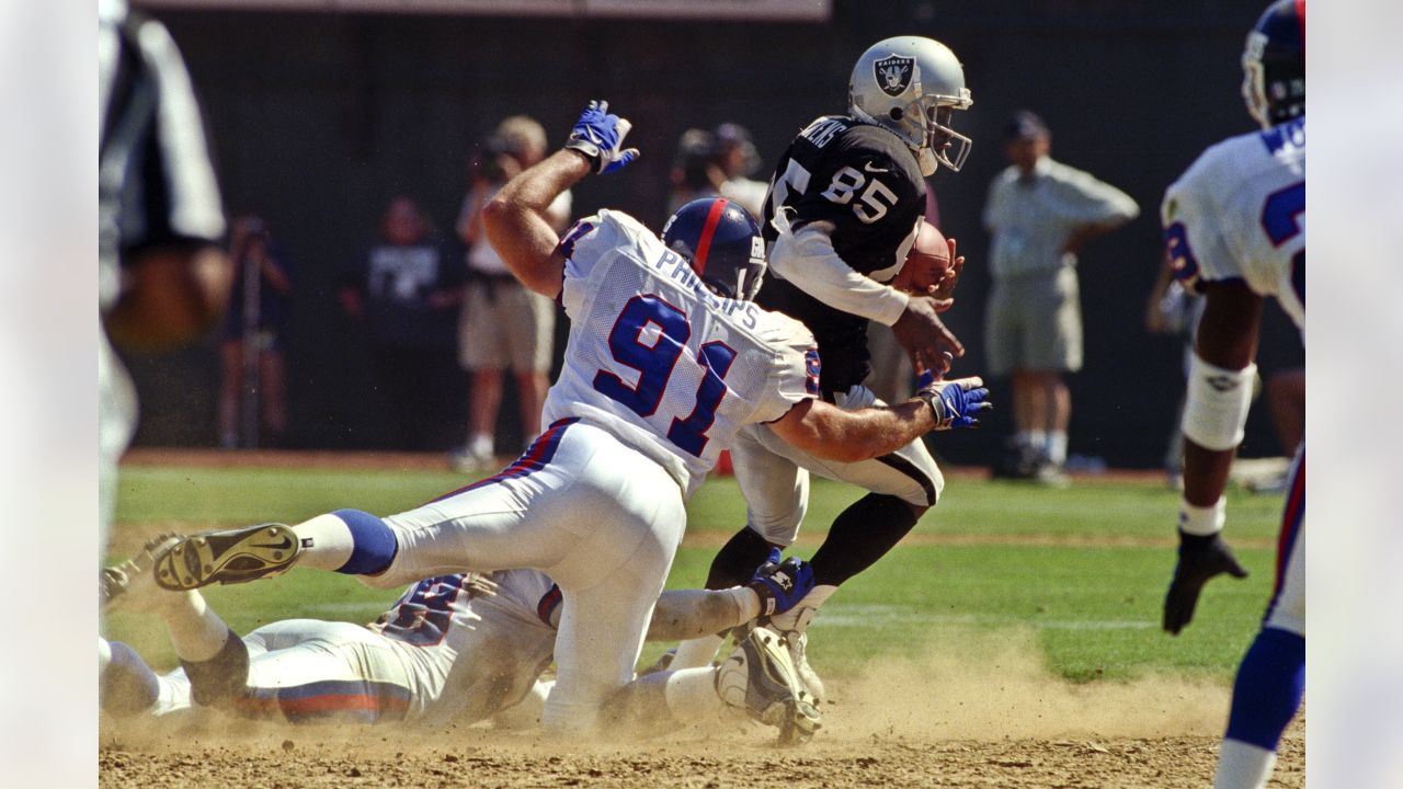 Oakland, California, USA. 13th Sep, 1998. Oakland Raiders vs. New York  Giants at Oakland Alameda County Coliseum Sunday, September 13, 1998.  Raiders beat Giants 20-17. New York Giants wide receiver Ike Hilliard