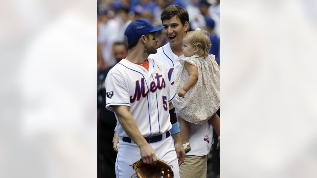 David Wright's daughter throws first pitch