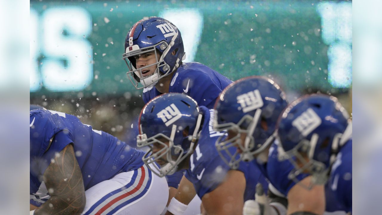 New York Giants quarterback Daniel Jones (8) huddles with