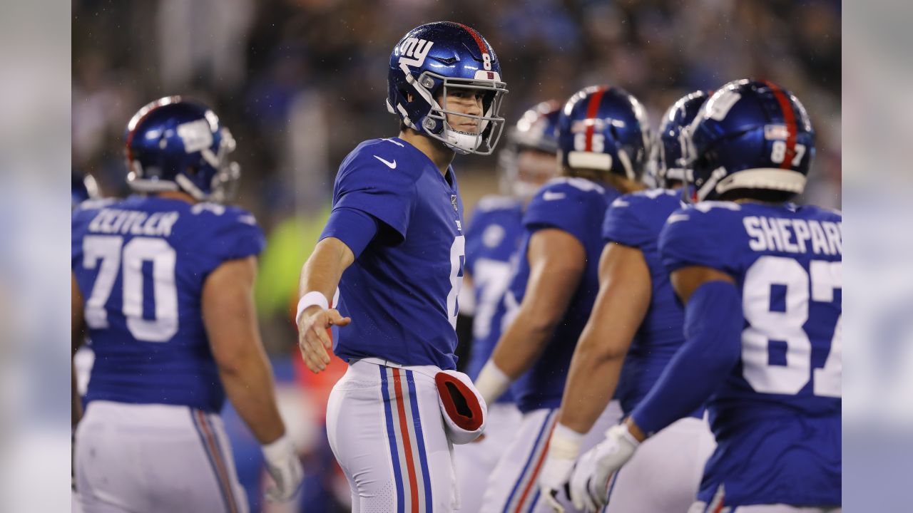 New York Giants quarterback Daniel Jones (8) passes against the New England  Patriots during an NFL preseason football game, Sunday, Aug. 29, 2021, in  East Rutherford, N.J. (AP Photo/Adam Hunger Stock Photo - Alamy