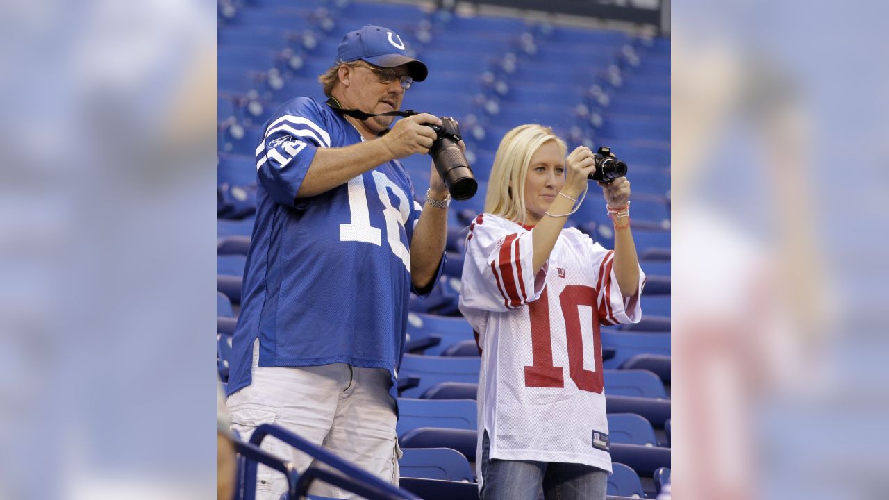 Peyton Manning pays up on Ole Miss-Tennessee bet to Eli, rocks Rebels  jersey during MNF 