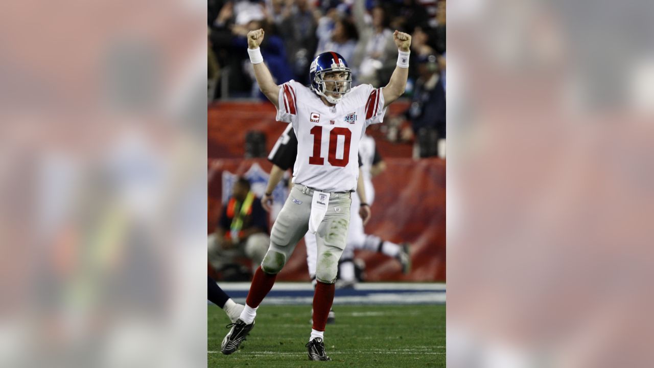 Super Bowl XLII GLENDALE, AZ - FEBRUARY 03: Quarterback Eli Manning #10 of  the New York Giants c…