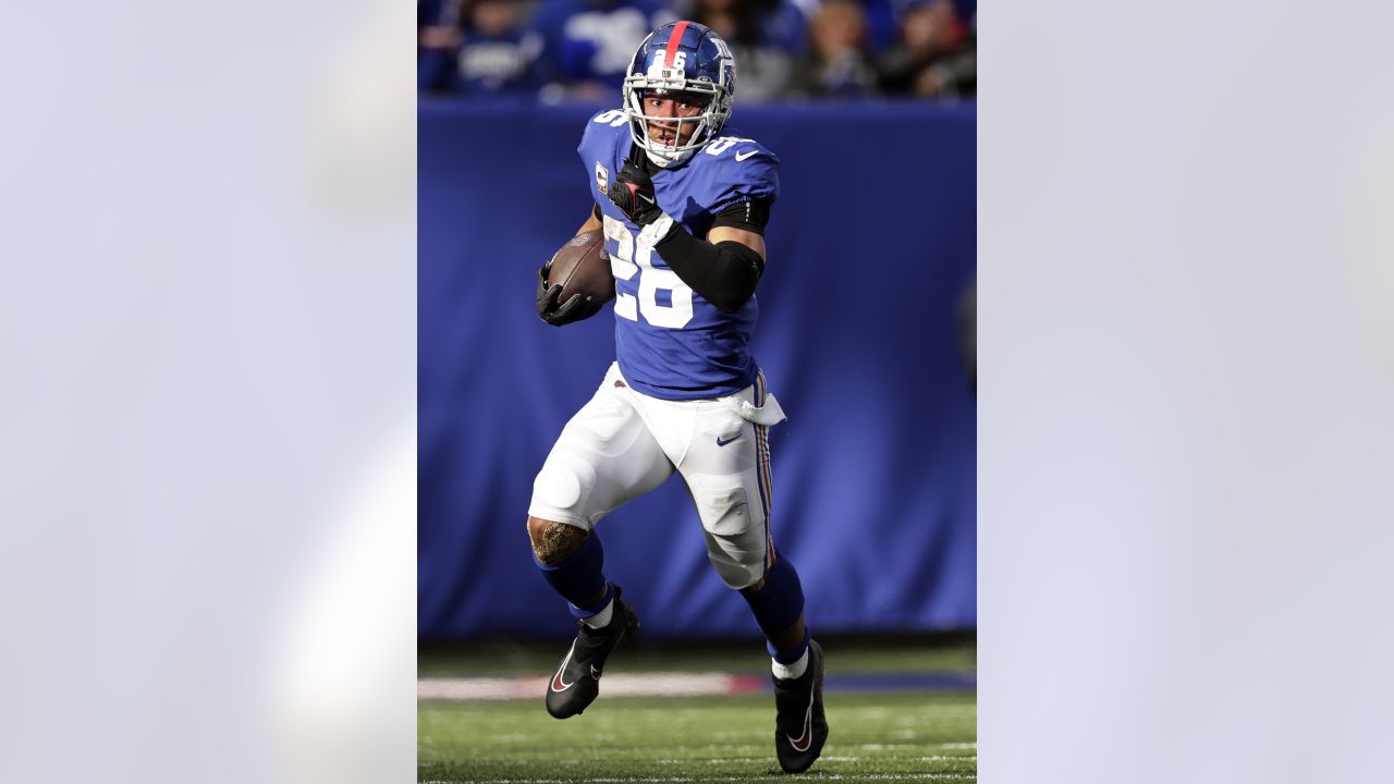 Jones, Barkley lead Giants past Texans 24-16 for 7-2 start - ABC7 New York