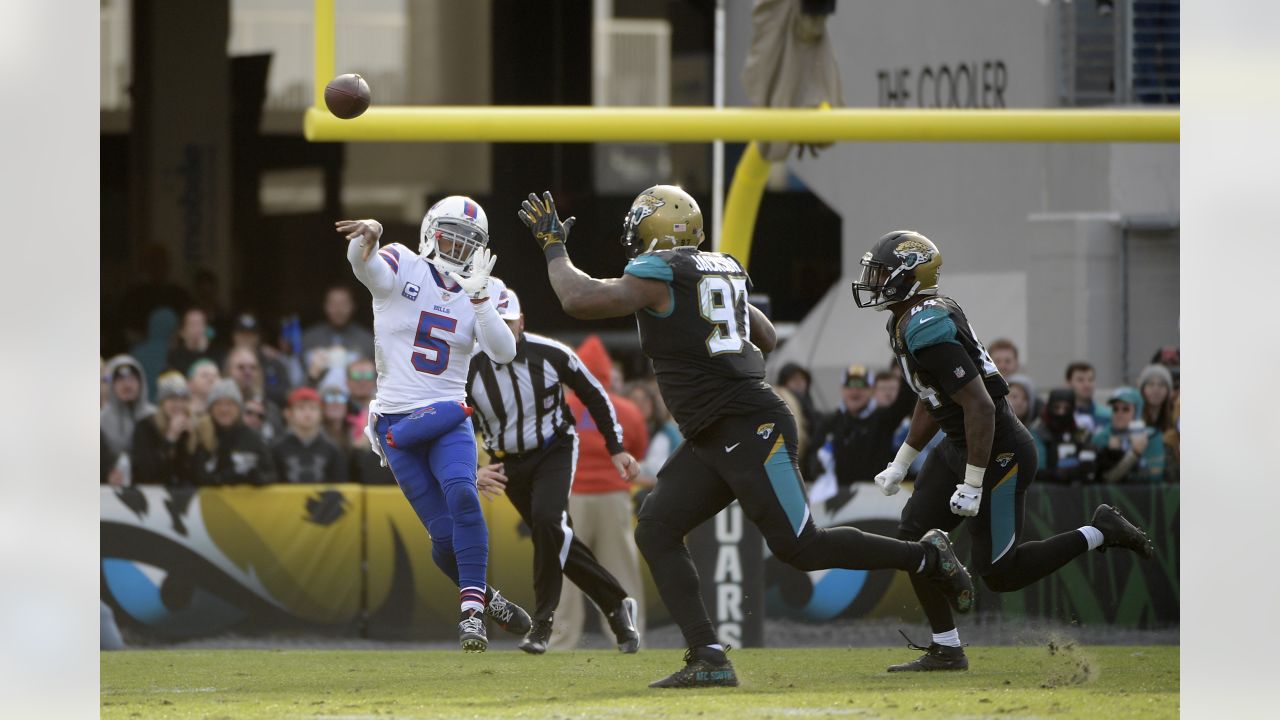 Buffalo Bills quarterback Tyrod Taylor (5) looks to throw a pass