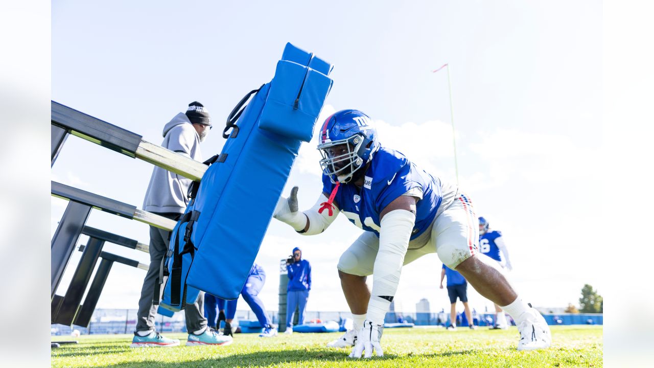 New York Giants cornerback Fabian Moreau (37) defends against the Washington  Commanders during an NFL football game Sunday, Dec. 4, 2022, in East  Rutherford, N.J. (AP Photo/Adam Hunger Stock Photo - Alamy