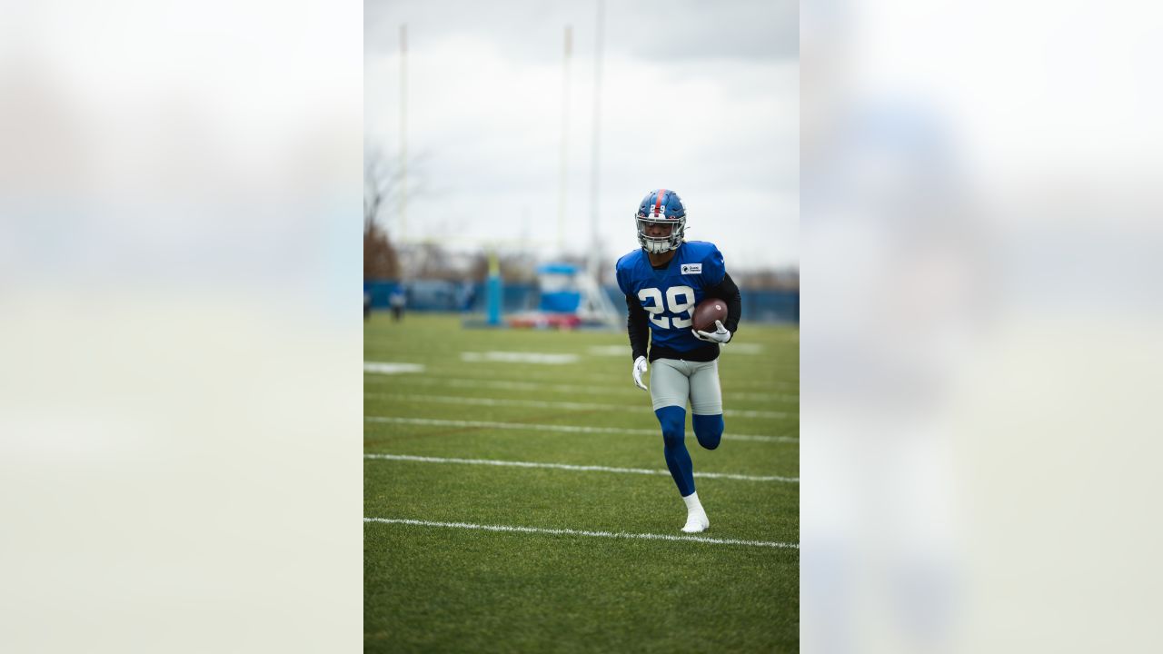 Giants' Julian Love defends MetLife Stadium turf amid Sterling