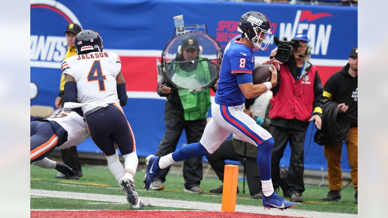 New York, USA. August 8, 2019, East Rutherford, New Jersey, USA: New York  Giants quarterback Daniel Jones (8) warms up prior to a preseason game  between the New York Jets and the