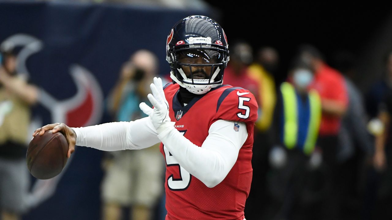 Houston Texans quarterback Tyrod Taylor (5) throws a pass against