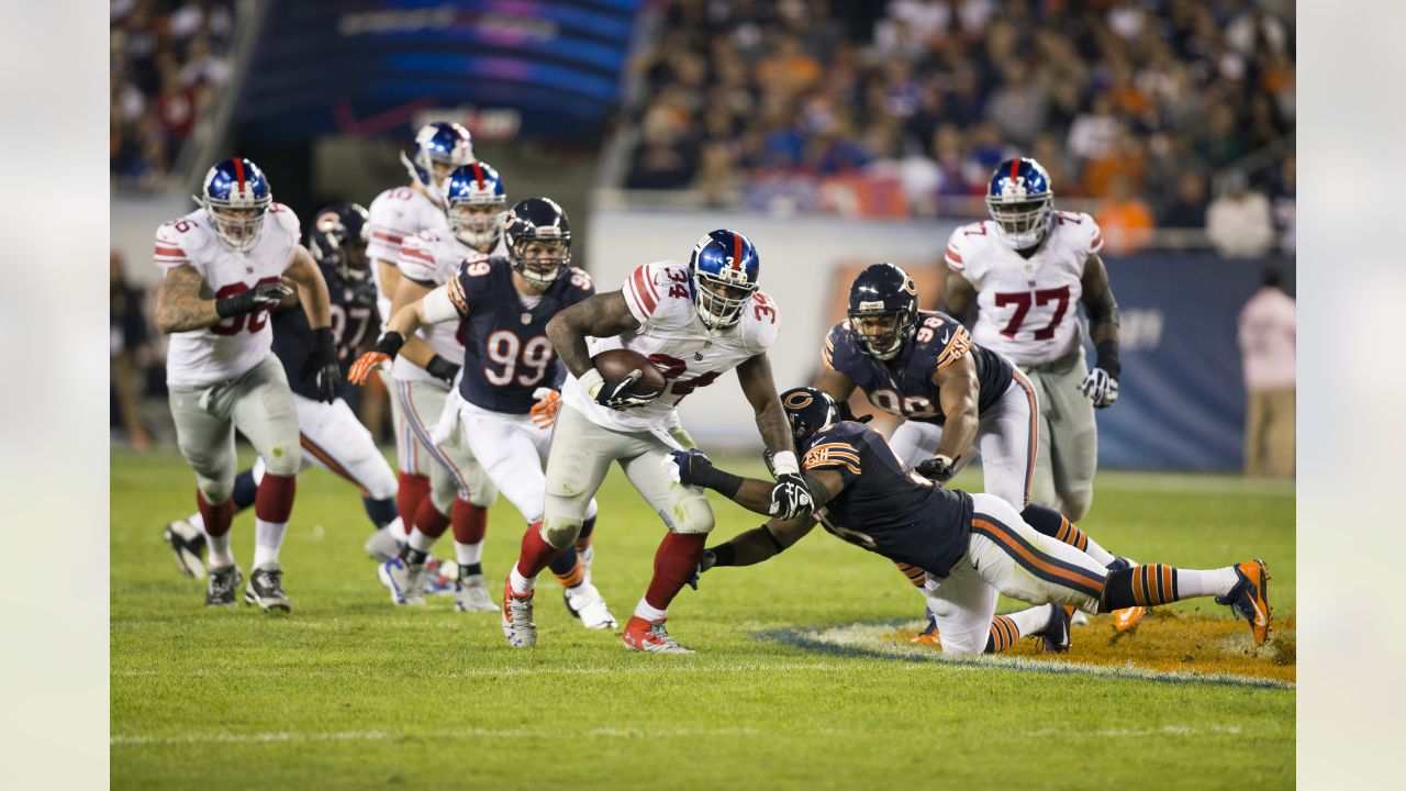 Chicago Bears fan chows down on pumpkin pie during game vs. New York Giants