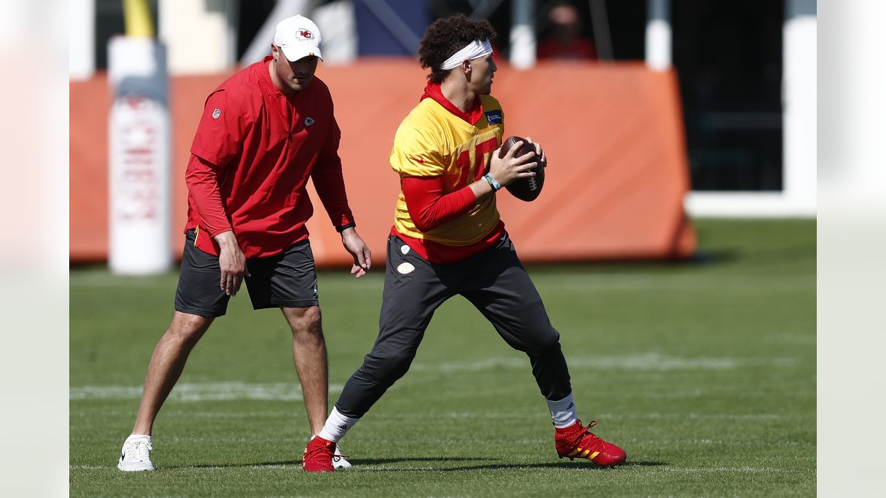 Kansas City Chiefs quarterback Patrick Mahomes (15) is pursued by Baltimore  Ravens outside linebacker Terrell Suggs (55) during an NFL football game in  Kansas City, Mo., Sunday, Dec. 9, 2018. (AP …