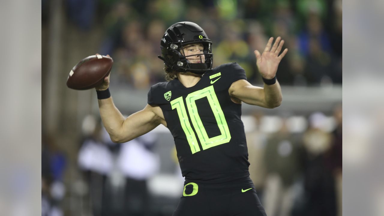 Justin Herbert of Oregon Ducks announces he will return for senior season -  ESPN