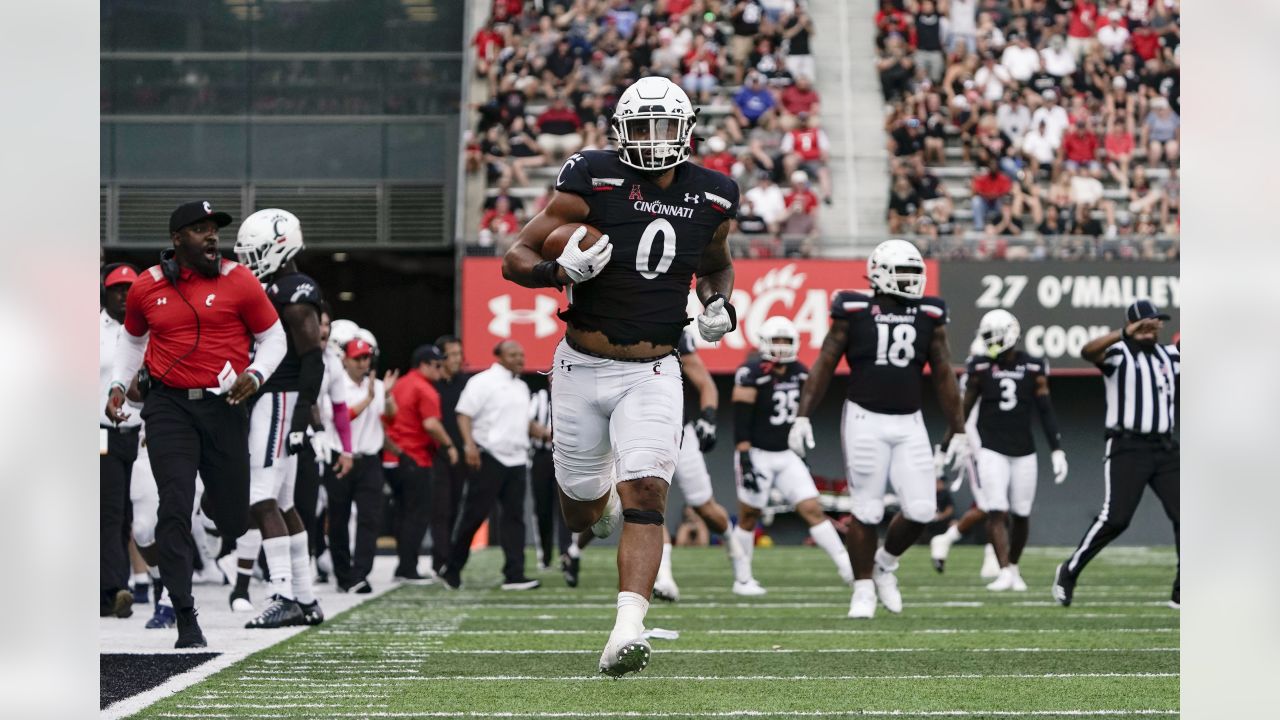 Giants draft picks 2022: New York selects Cincinnati LB Darrian Beavers at  No. 182 - Big Blue View