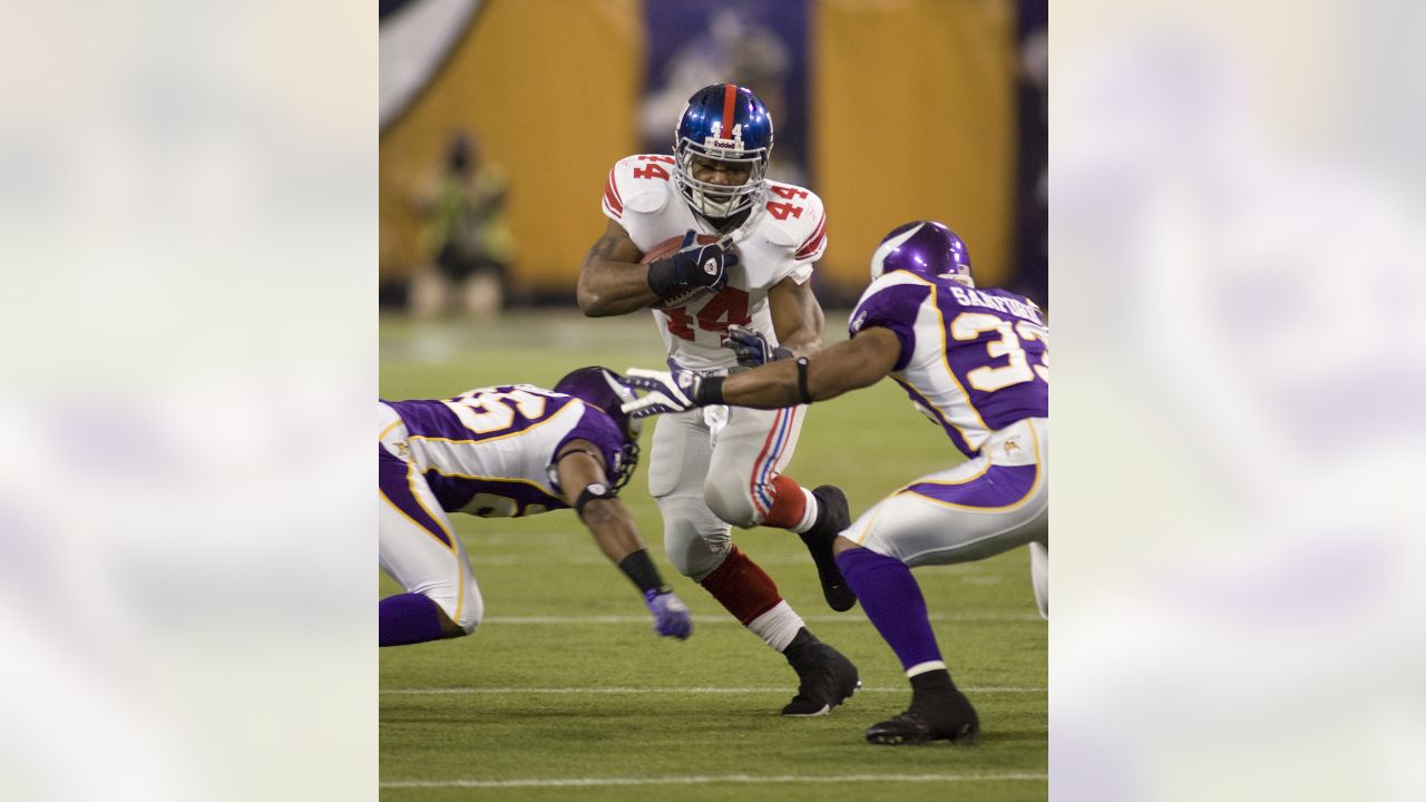 Shane Zylstra of the Minnesota Vikings avoids a tackle by Holton