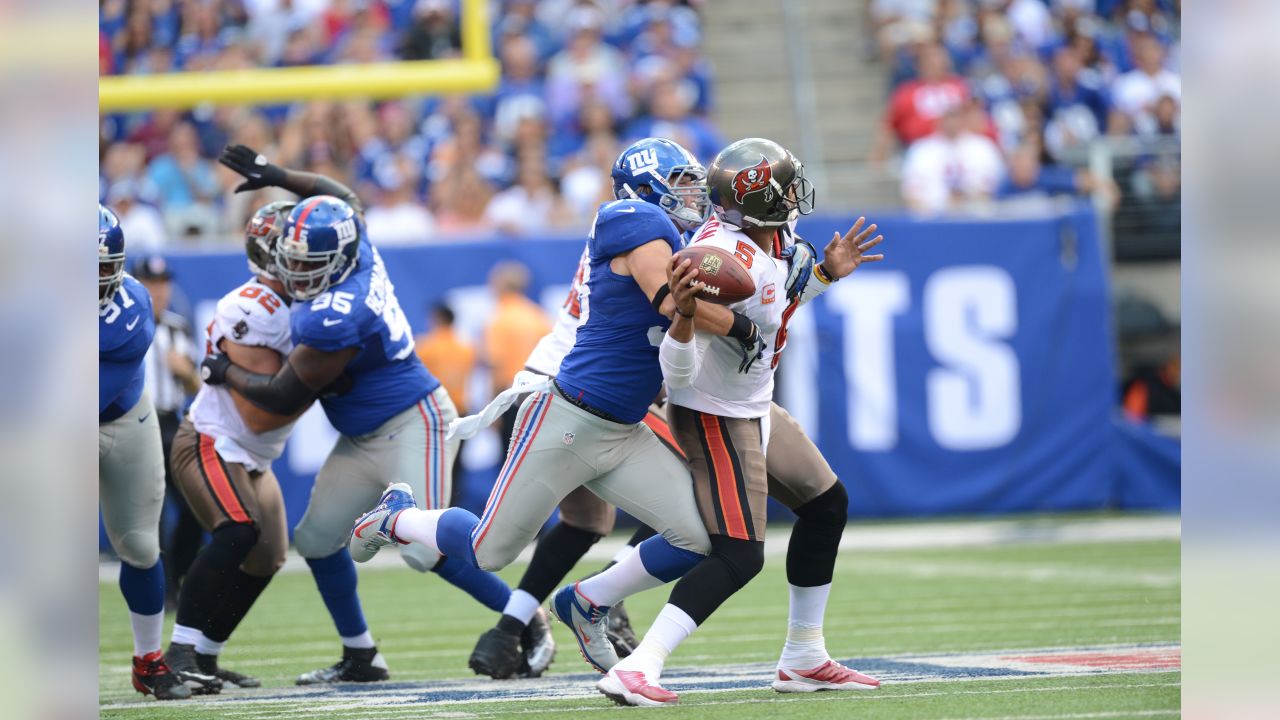 Tampa Bay Buccaneers Ronde Barber chases New York Giants Victor