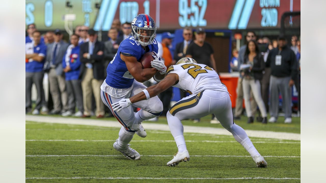 NFL Auction  Inside the Huddle - Giants Saquon Barkley Signed