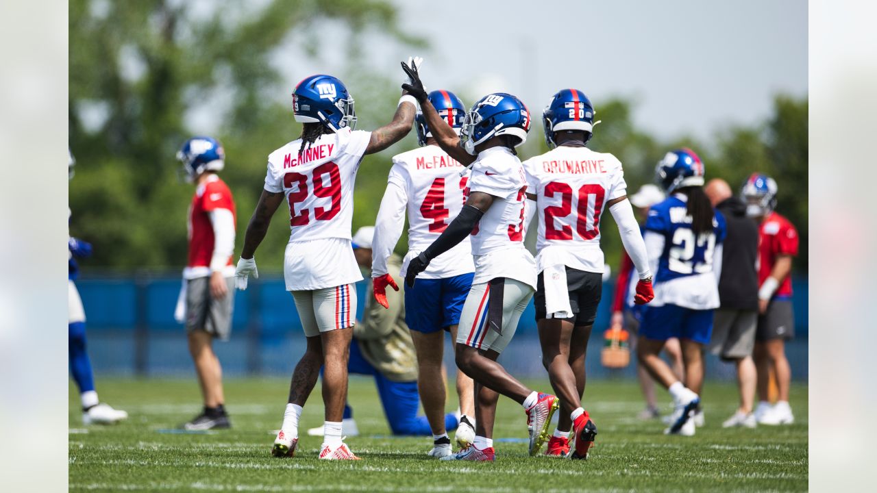 Darnay Holmes does it all on defense in big day at Giants camp