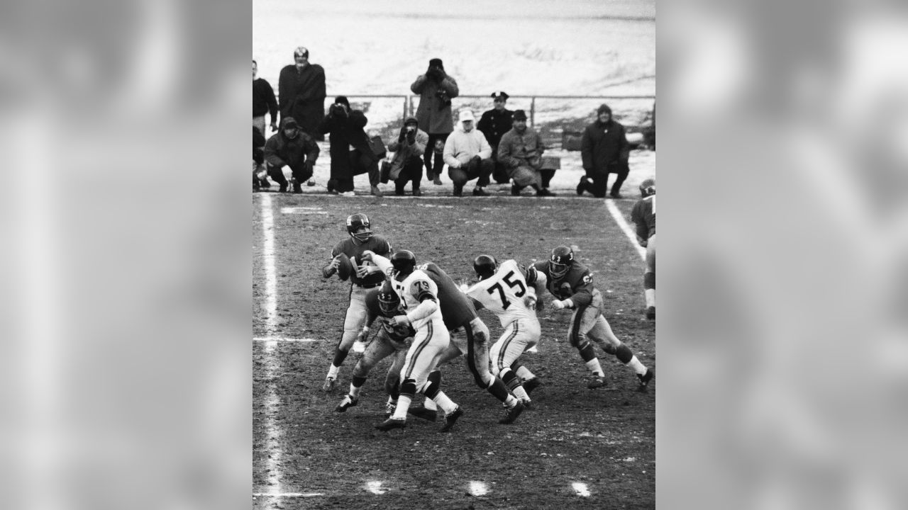 Kevin Gallagher on X: Beautiful, pre-helmet logo football: Giants host the Chicago  Cardinals at Yankee Stadium, October 1958.  / X