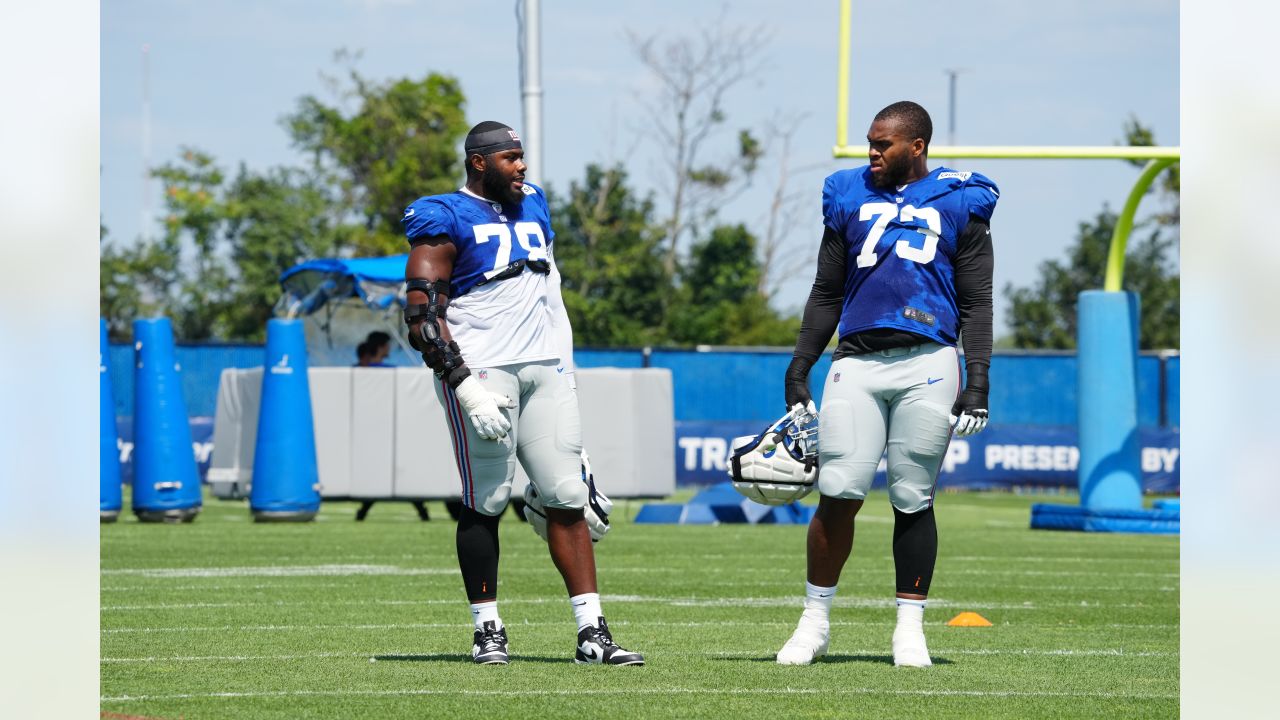 New York Giants guard Mark Glowinski (64) walks off the field