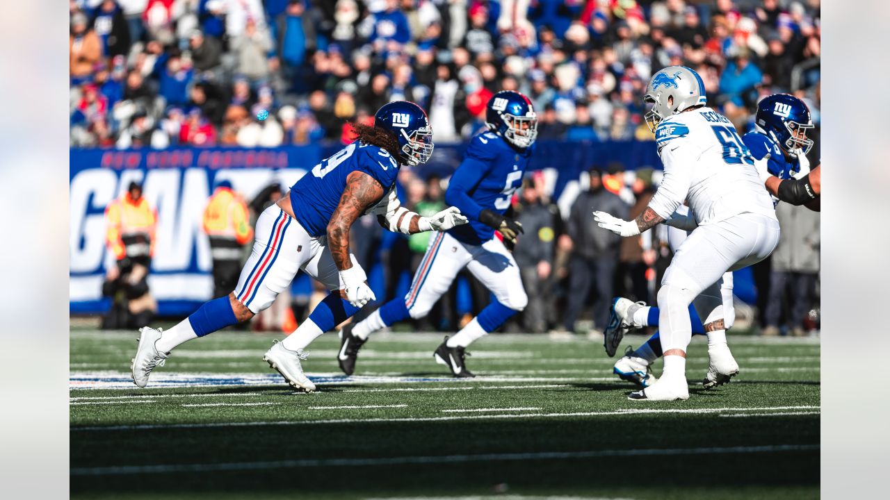 DETROIT, MI - DECEMBER 11: Minnesota Vikings TE T.J. Hockenson (87) trying  to block Detroit Lions Defensive End (97) Aidan Hutchinson during the game  between Minnesota Vikings and Detroit Lions on December