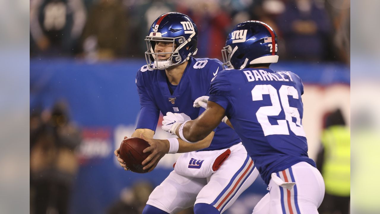 New York Giants quarterback Daniel Jones (8) hands off the ball