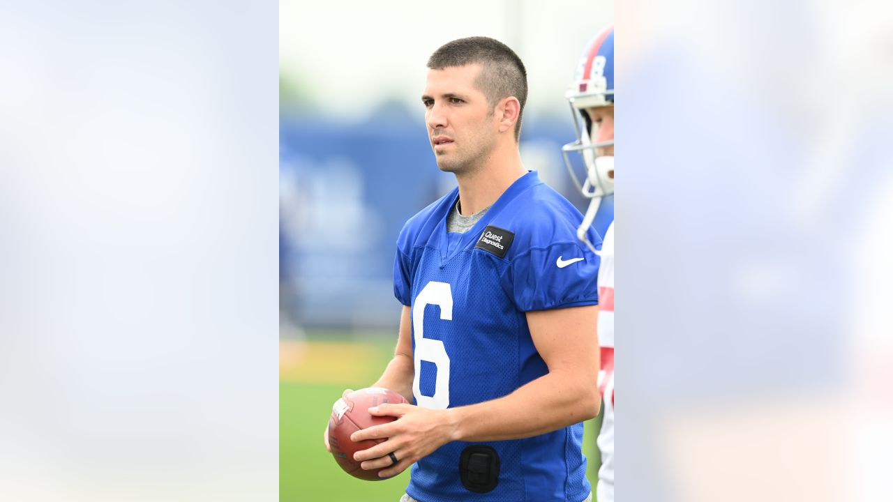 New York Giants place kicker Graham Gano (9) warms up before an NFL  football game against the Chicago Bears Sunday, Oct. 2, 2022, in East  Rutherford, N.J. (AP Photo/Adam Hunger Stock Photo - Alamy