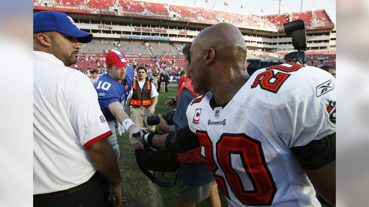 Tampa Bay Buccaneers Ronde Barber chases New York Giants Victor