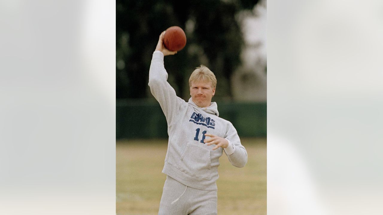 Phil Simms addresses Giants after training-camp practice