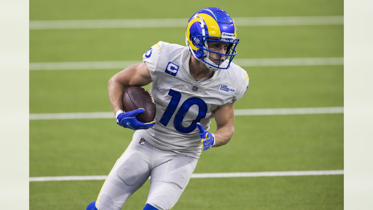 Los Angeles Rams tight end Tyler Higbee (89) reacts after catching a pass  for a touchdown durin …