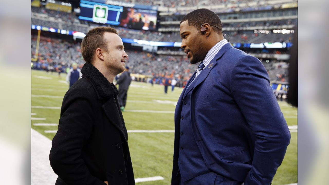 New York Giants Michael Strahan points his finger in the air and winks  while walking off of the field in week 13 at Giants Stadium in East  Rutherford, New Jersey on December