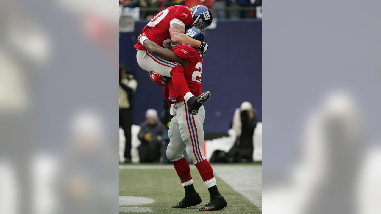 Sep 12, 2004; Philadelphia, PA, USA; NY Giants' tight end JEREMY SHOCKEY (80)  catches a ball in the 1st quarter of the New York Giants v. Philadelphia  Eagles football game at Lincoln