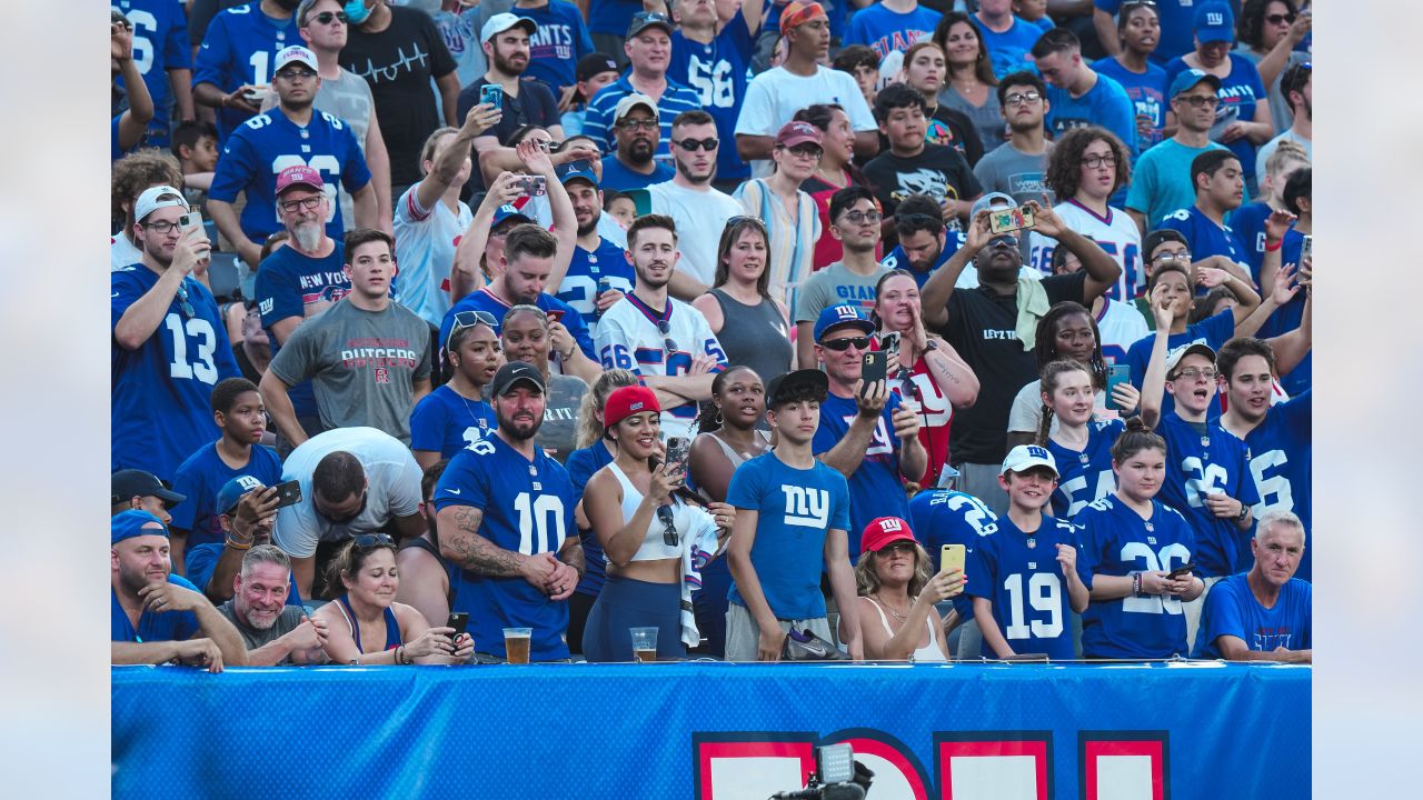 Giants have fans at MetLife for first time since end of 2019