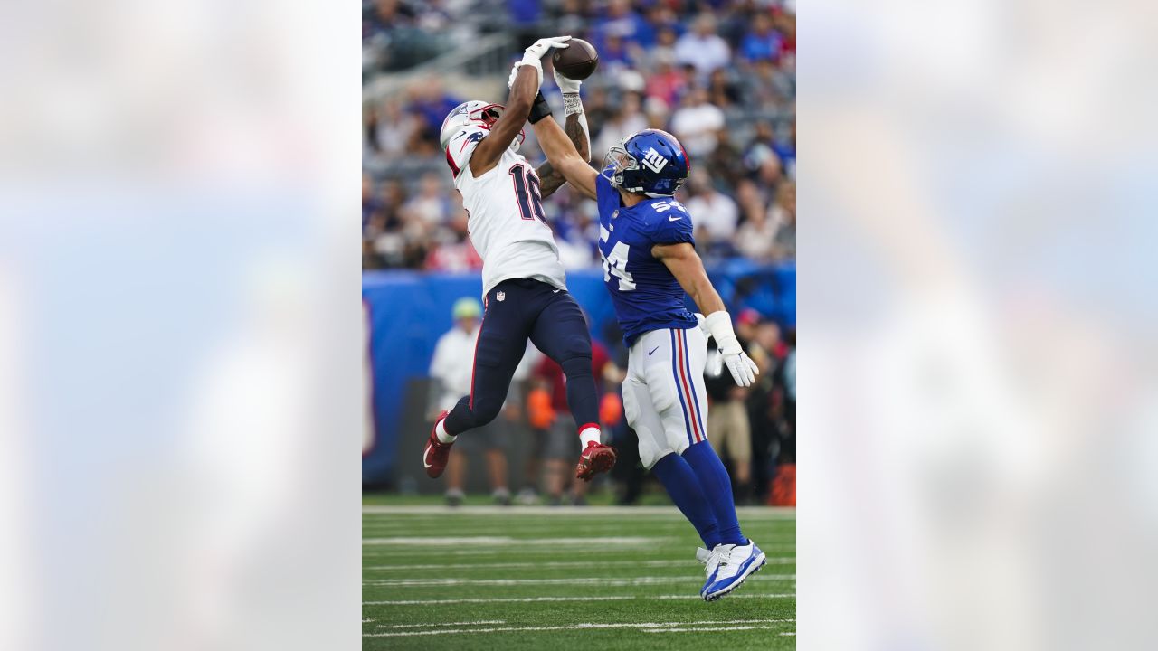 New York Giants inside linebacker Blake Martinez, left, intercepts