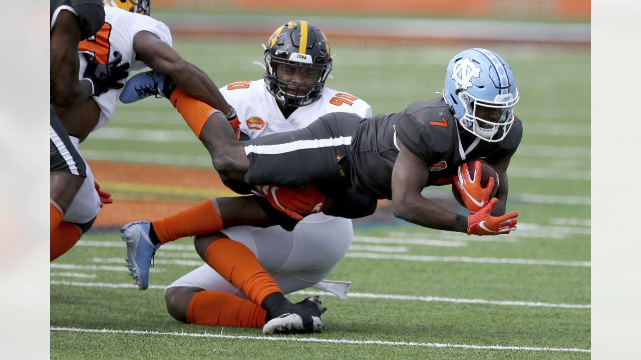 Shi Smith (13) of the South Carolina Gamecocks avoids the tackle