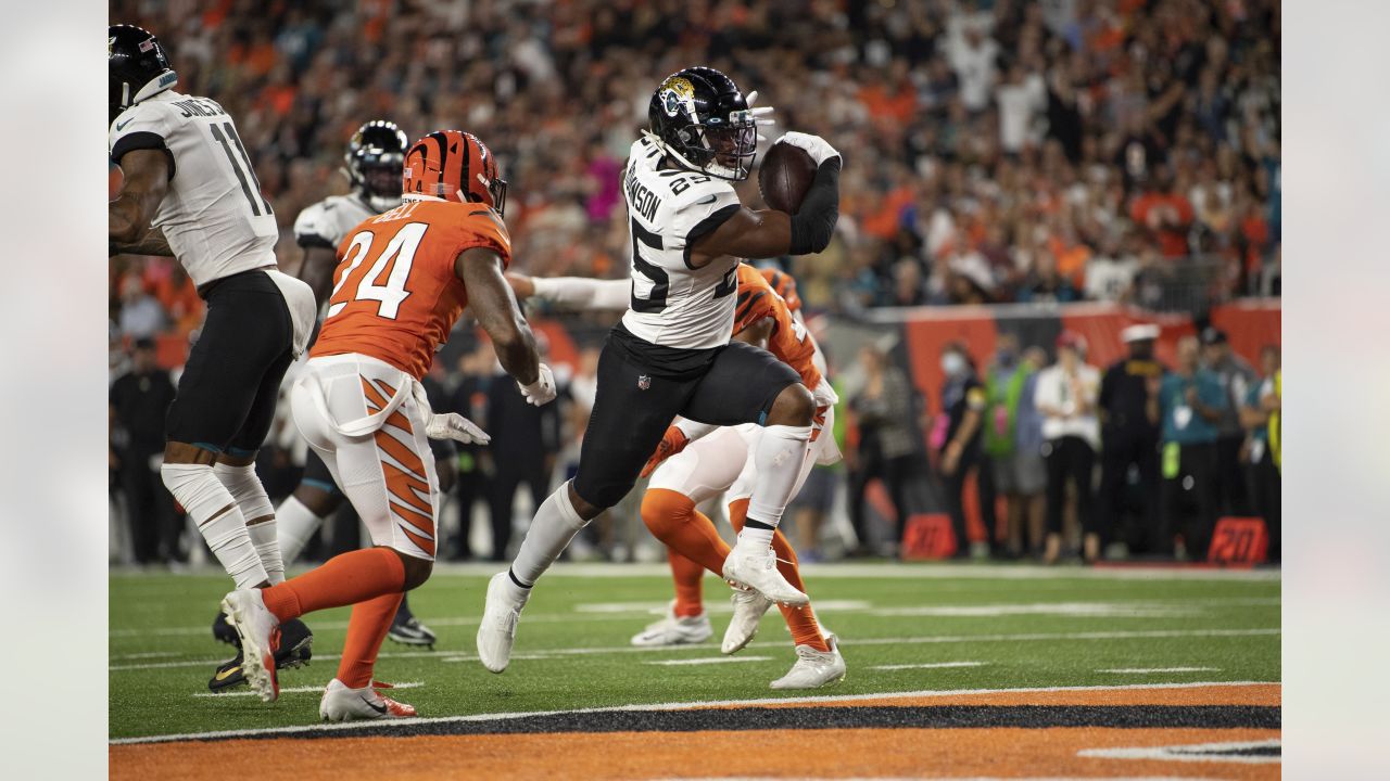 Jacksonville Jaguars' James Robinson (25) is tackled by Cincinnati