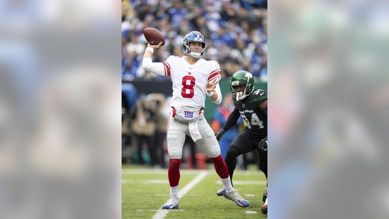 New York Giants quarterback Daniel Jones (8) looks to pass against the  Dallas Cowboys during an NFL football game Monday, Sept. 26, 2022, in East  Rutherford, N.J. (AP Photo/Adam Hunger Stock Photo - Alamy