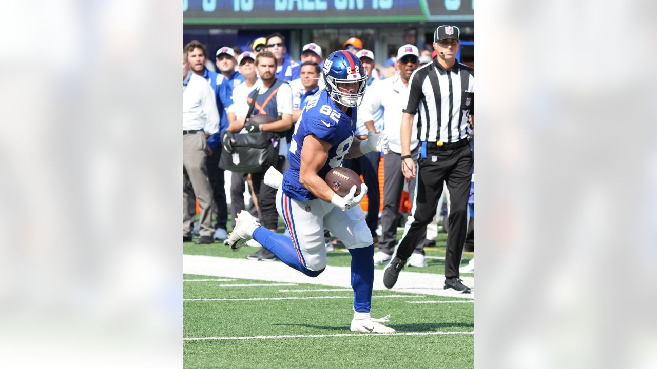 New York Giants tight end Daniel Bellinger (82) runs with the ball against  the New York