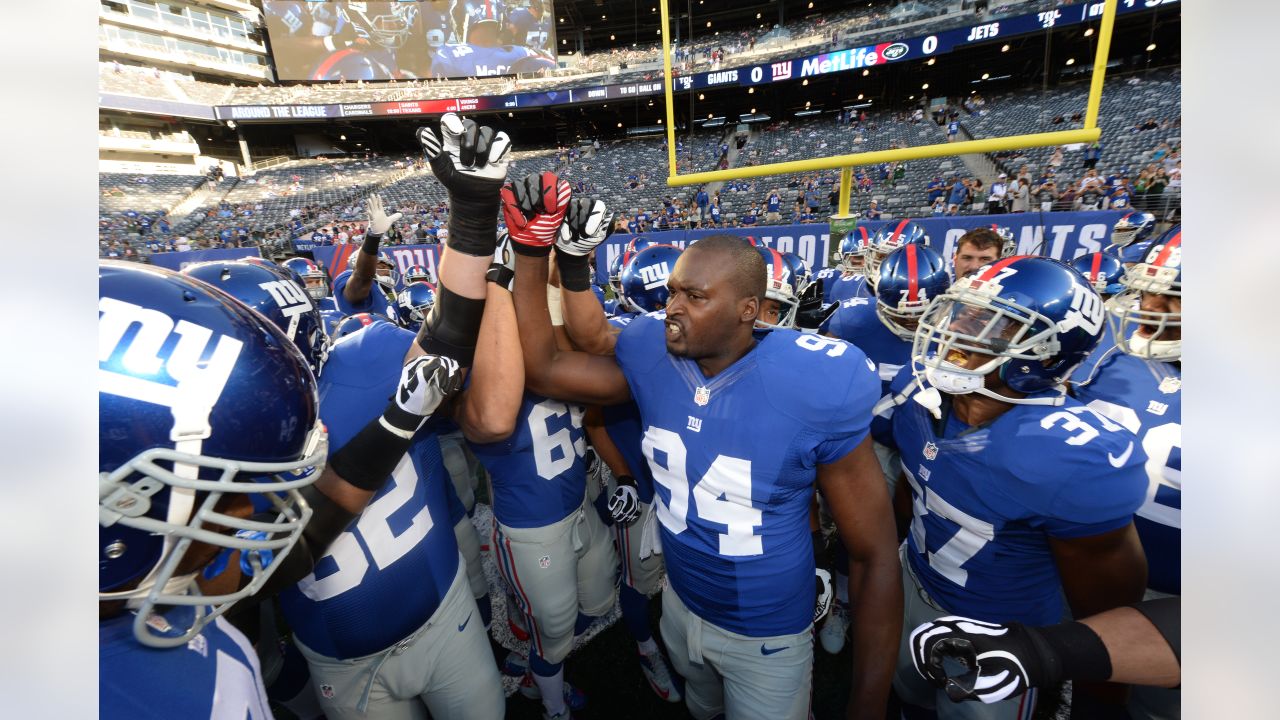 New York Giants linebacker Mathias Kiwanuka celebrates after