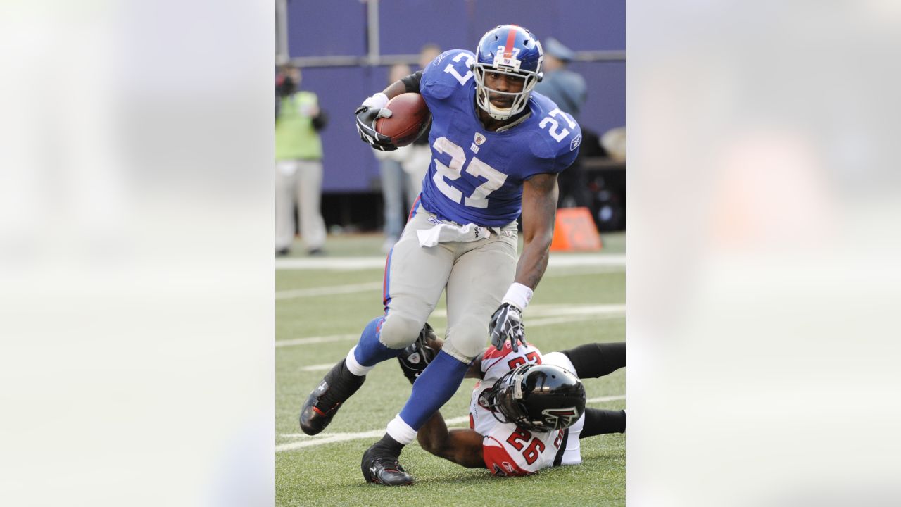 Running back Brandon Jacobs (27) of the New York Giants breaks