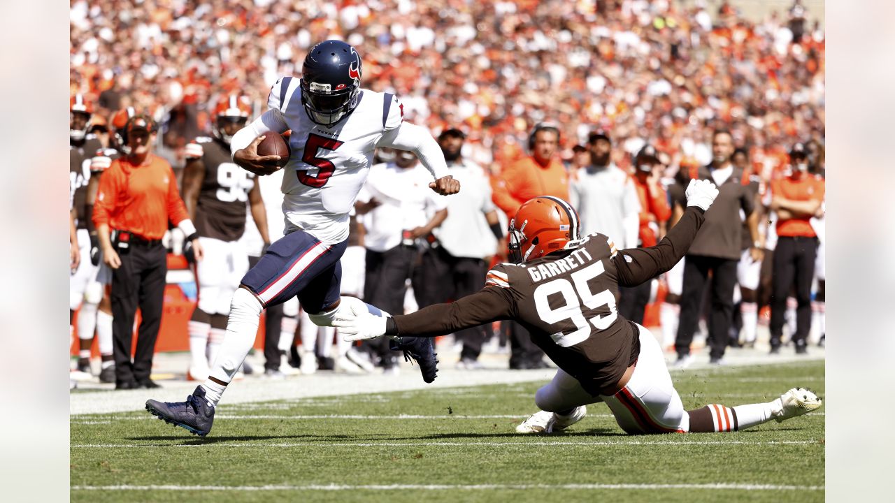 New York Giants running back Sandro Platzgummer (34) warms up prior to the  start of an NFL football game against the Cleveland Browns, Sunday, Aug.  22, 2021, in Cleveland. (AP Photo/Kirk Irwin